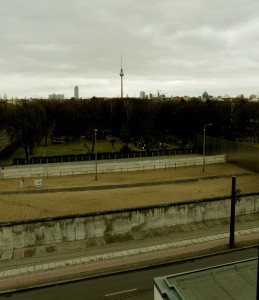 V dálce televizní věž na Alexandrplatzu, v popředí jediné dochované pásmo smrti berlínské zdi, autor: Michal Prouza