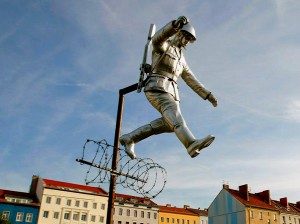 Socha Conrada Schumanna nedaleko skutečného místa útěku - v ulici Bernauer Stresse, autor: Michal Prouza