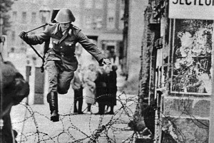 Památná fotografie, která se stala symbolem Berlínské zdi, zdroj: Spiegel, autor: Peter Leibing, 15. 8. 1961